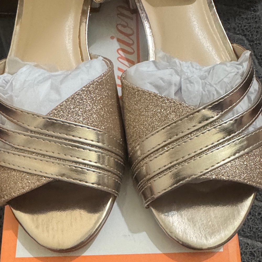 Chic Gold Women's Heels - Picture 4 of 4